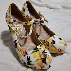 Lemon Print Pumps size 8.5